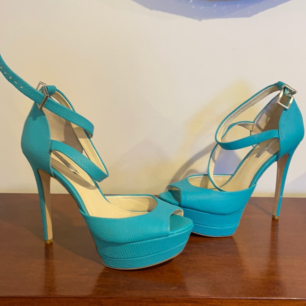 Woman’s BCBG pumps in teal worn once